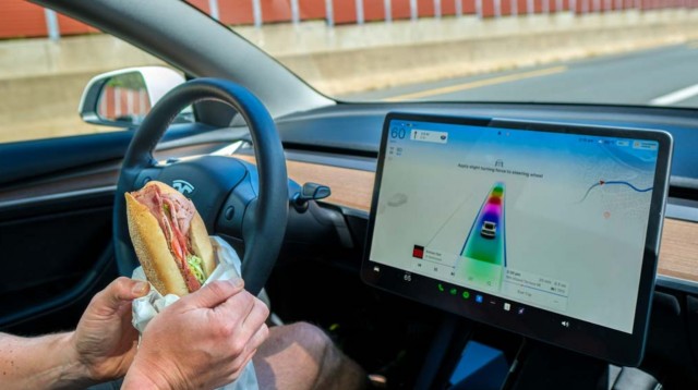 Guida semiautonoma: i conducenti imparano rapidamente ad aggirare i controlli