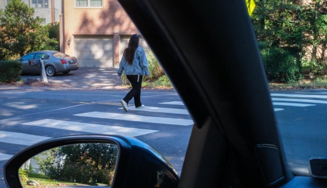 IIHS: elevati angoli ciechi rendono le svolte a sinistra pericolose per i pedoni